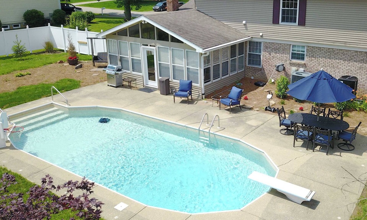 Roselawn Finance House | Best in show. Pool. Bar. Pool Table. Basketball.