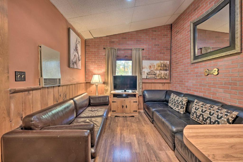 Huntingdon House | Bill Pickett Apt on 50-Acre Ranch - 1 Mi to Lake