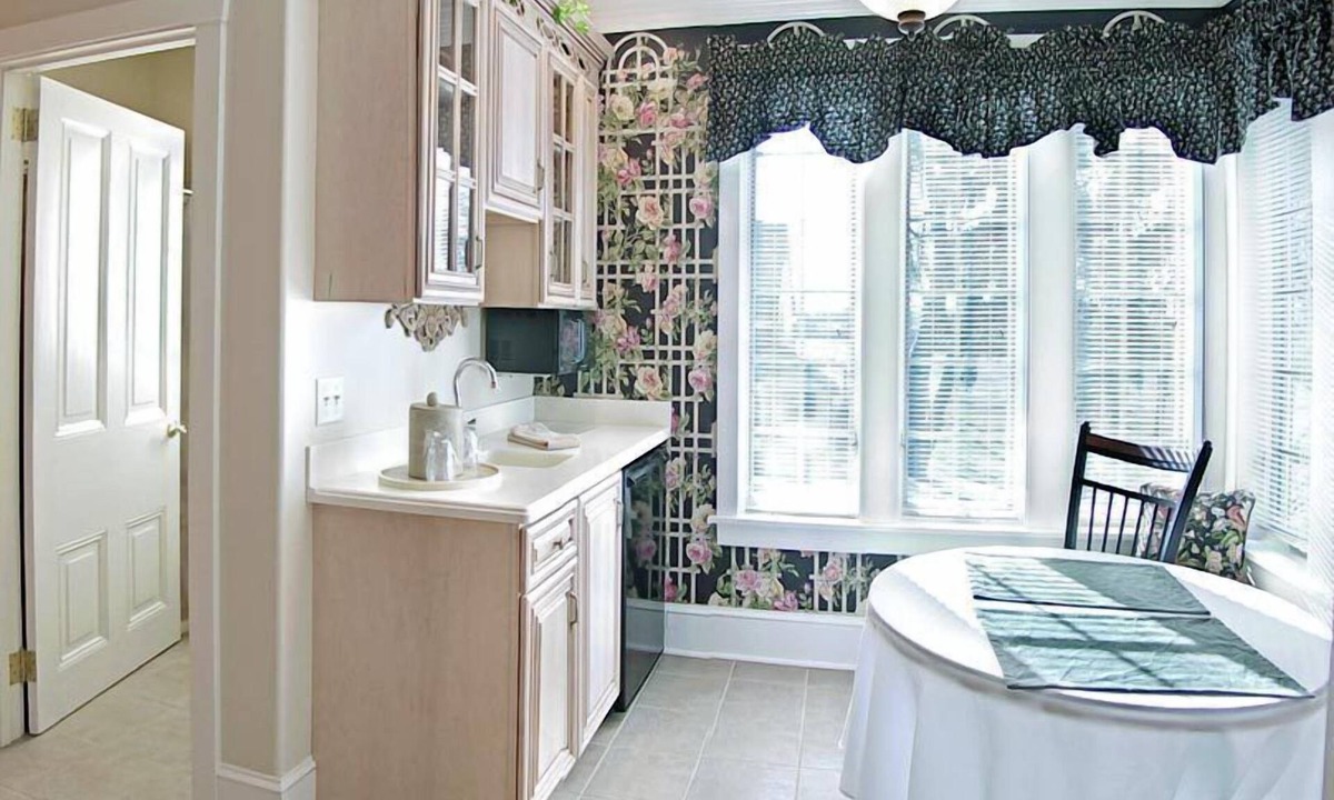 Bird In Hand Bed & Breakfast | Bird In Hand Village Inn & Suites