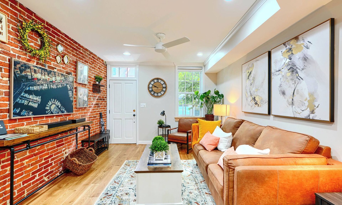 Federal Hill House | Bright & Beautiful 4BR Home + Parking, Walk to Harbor & Stadiums