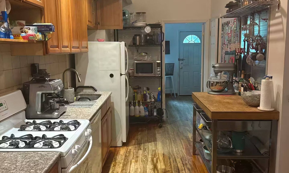 Bushwick Apartment | Bright Bushwick Room in Art Duplex