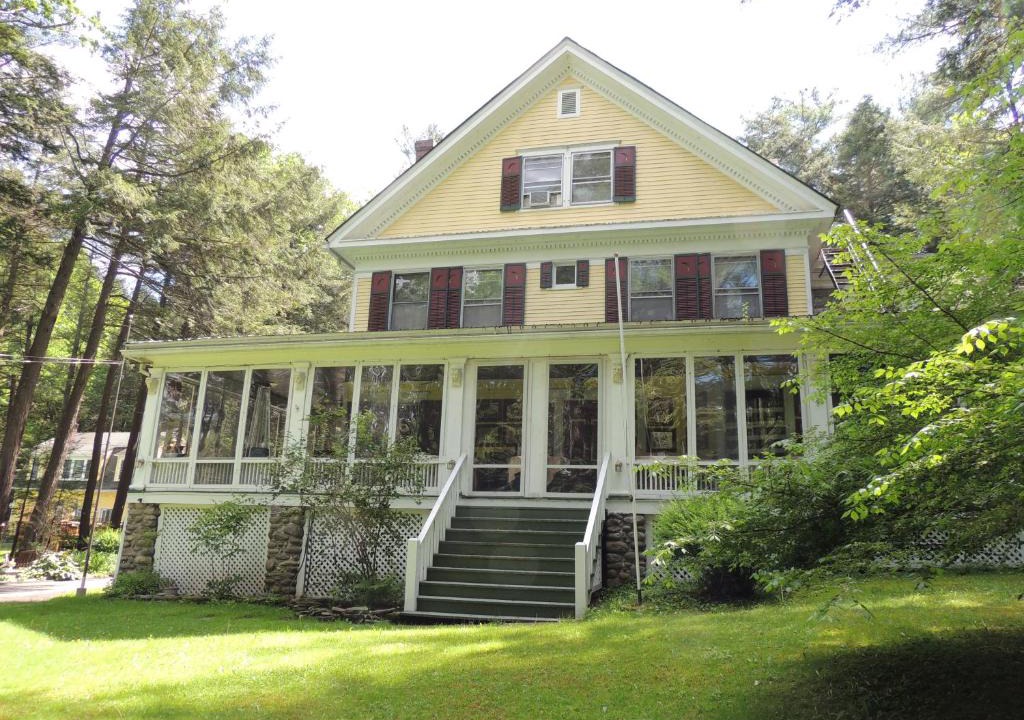 Canadensis Bed & Breakfast | Brookview Manor Inn