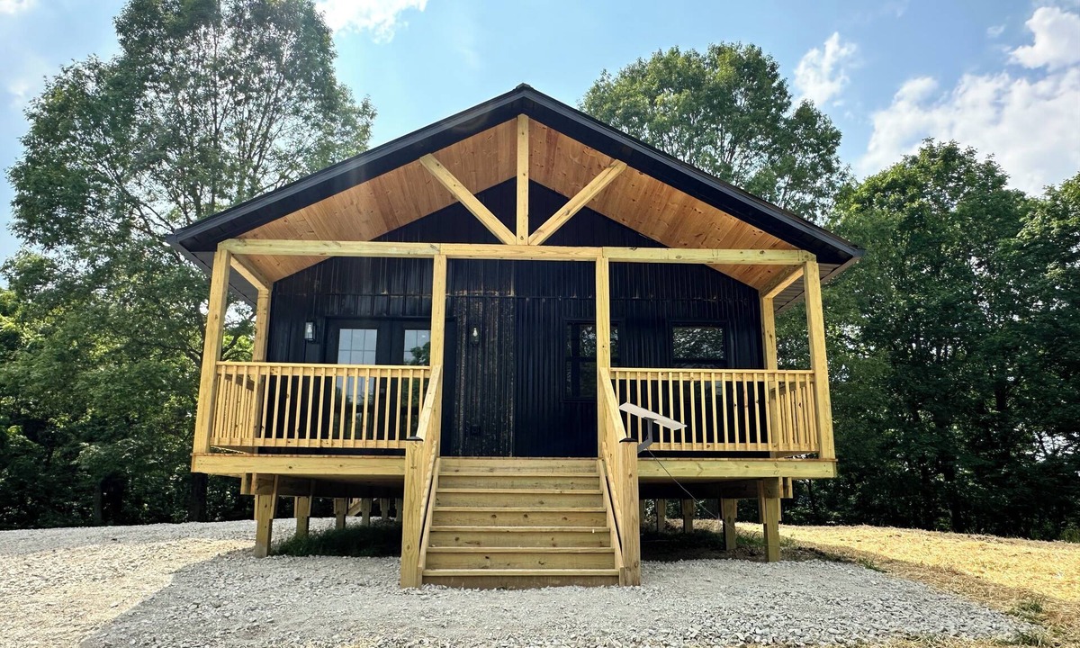 Glouster Cabin | Burr Oak Cabin With Hot Tub and WIFI