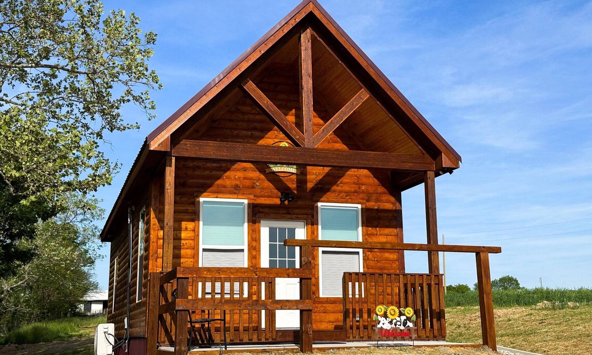 Dry Ridge Cabin | Cabin on Dairy Farm - Near Ark - Feed Grain to Calves and Goats