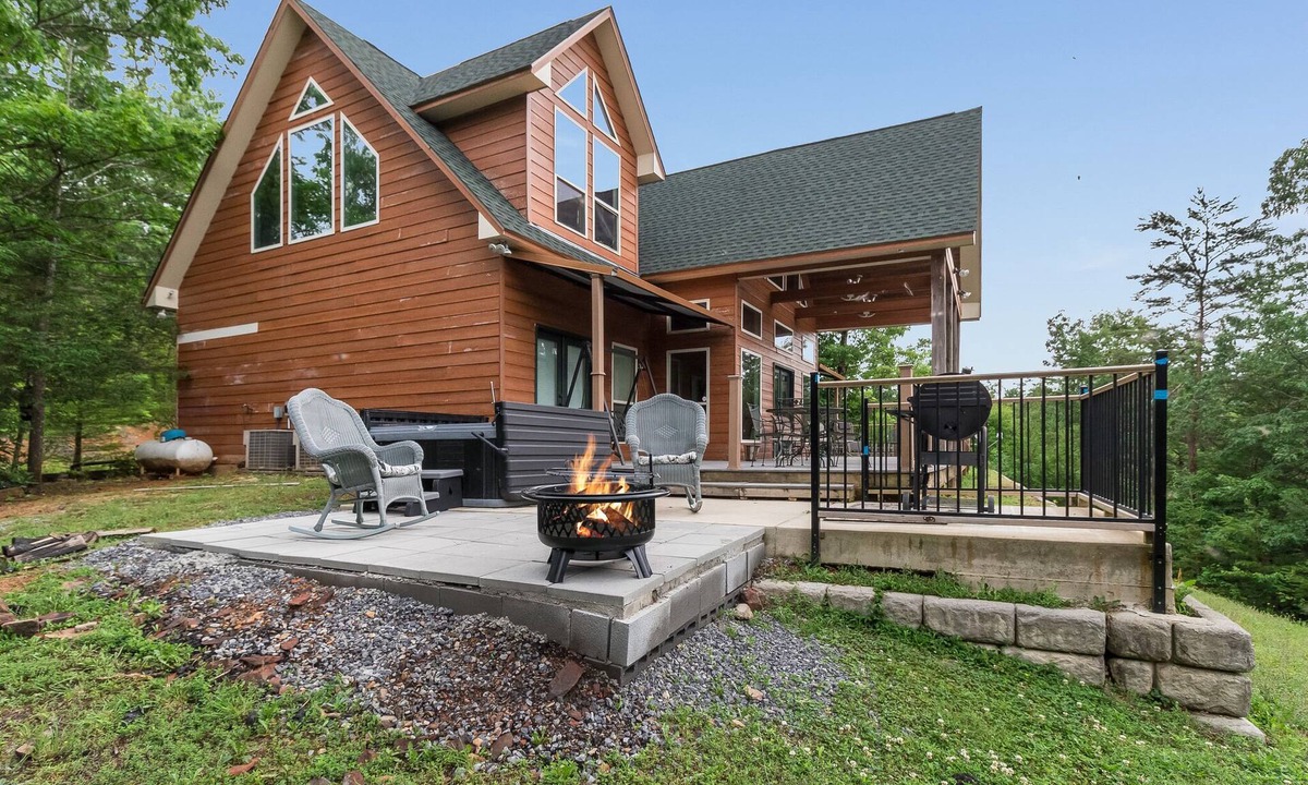 Pittman Center Cabin | Cajun Spice | Outdoor Spaces, Hot Tub, Fire Pit