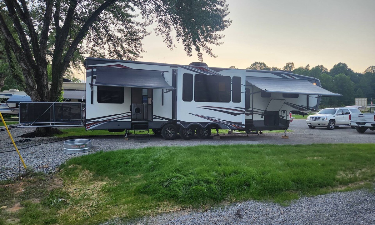 Jamestown RV Rental | Camper on campsite