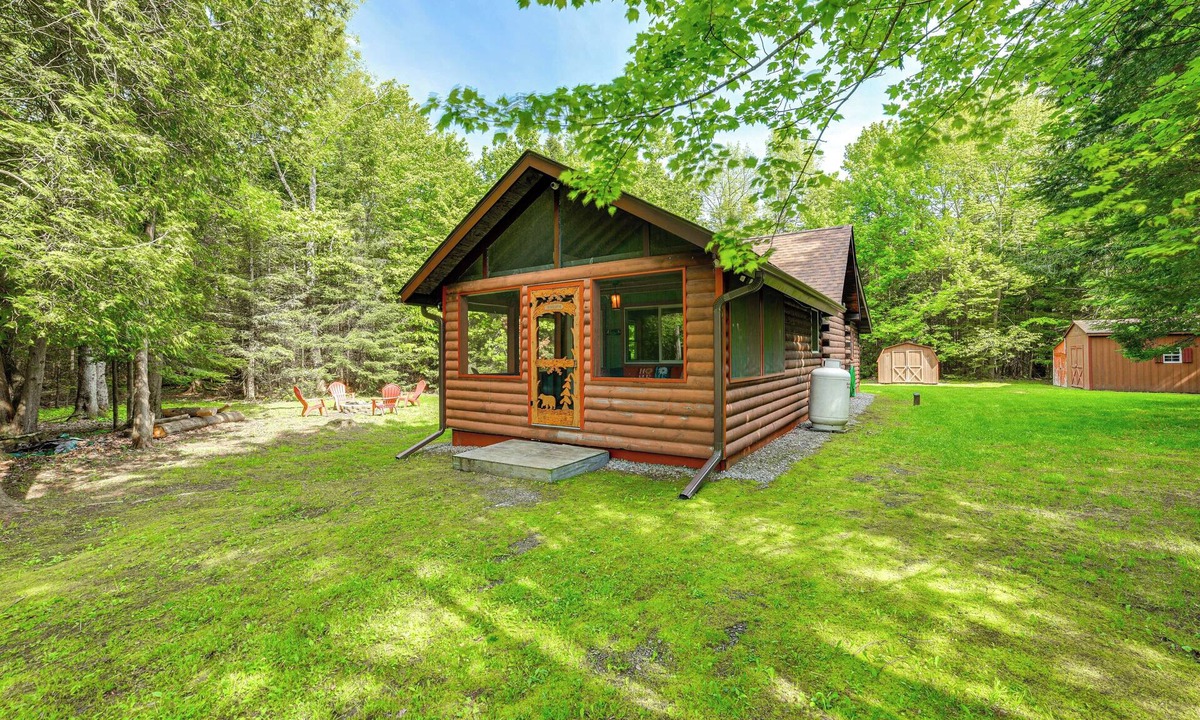 Pittsfield Cabin | ‘Cardinal Pines’ Cabin on 8 Acres - Dog Friendly!