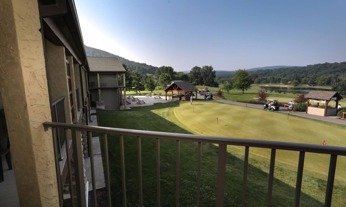 Fairfield Apartment | Carroll Valley Escape | King Room w/Golf Views