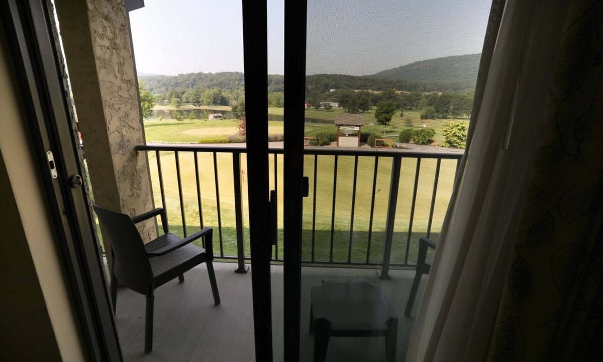 Fairfield Apartment | Carroll Valley Stay | Golf View Double Room