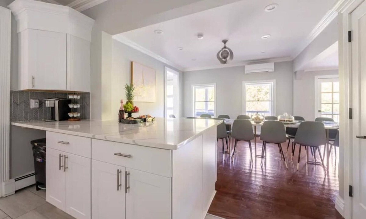 Mountain Dale House | Catskills Villa: Best for Gatherings Sleeps 30+nn