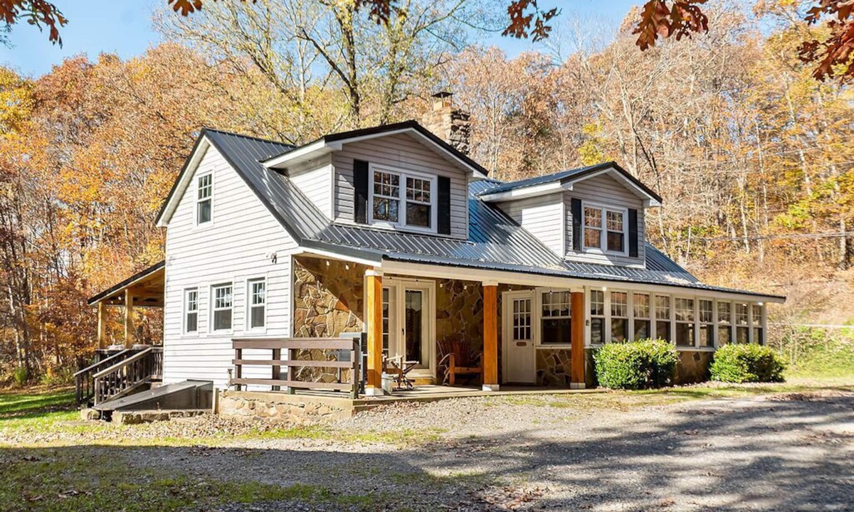 Farmington House | Cedar Lodge | 4BR, 2BA, Hot Tub, Fireplace, Private Yard