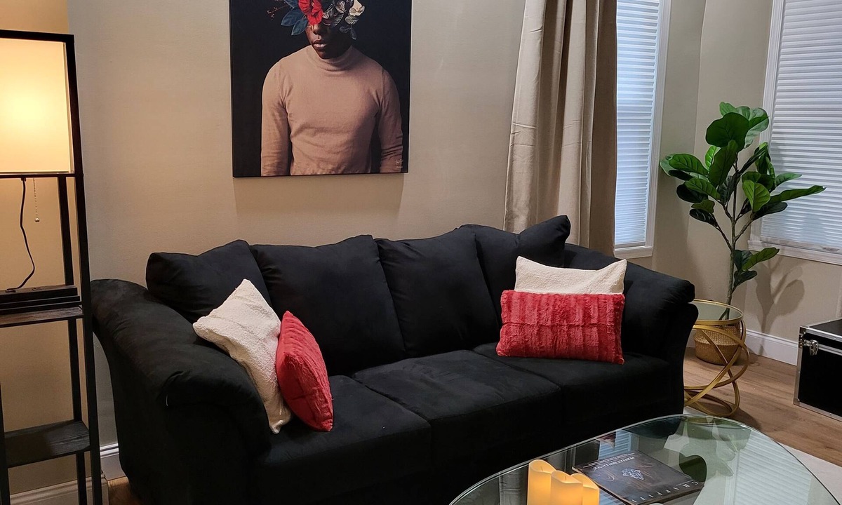 Allentown Apartment | CENTER OF IT ALL! Walkable to PPL center, bars,restaurants. FREE parking on-site