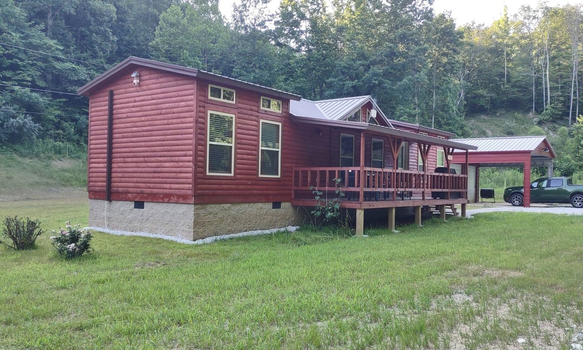 Salyersville Cabin | Charming 2-bedroom cabin + loft in fabulous Salyersville with AC and WiFi