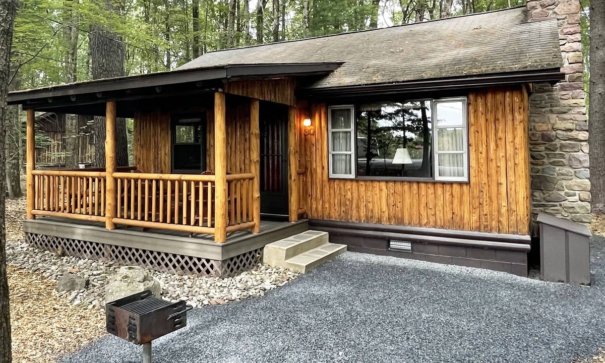 Reeders Cabin | Charming 2 BR Log Cabin in the Poconos