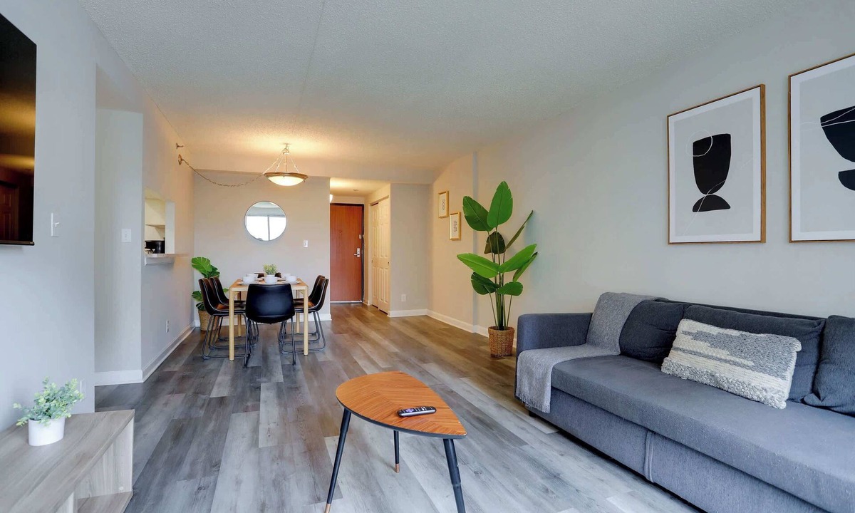 Crystal City Apartment | Charming 2BR Apt in Great Location