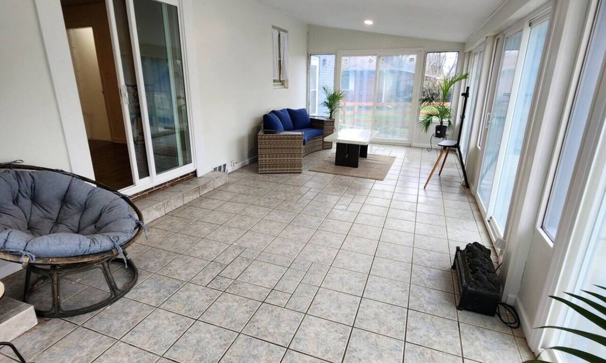 Loveland House | Charming 3-bedroom house -WiFi, game room, office and 4 seasons room in Loveland