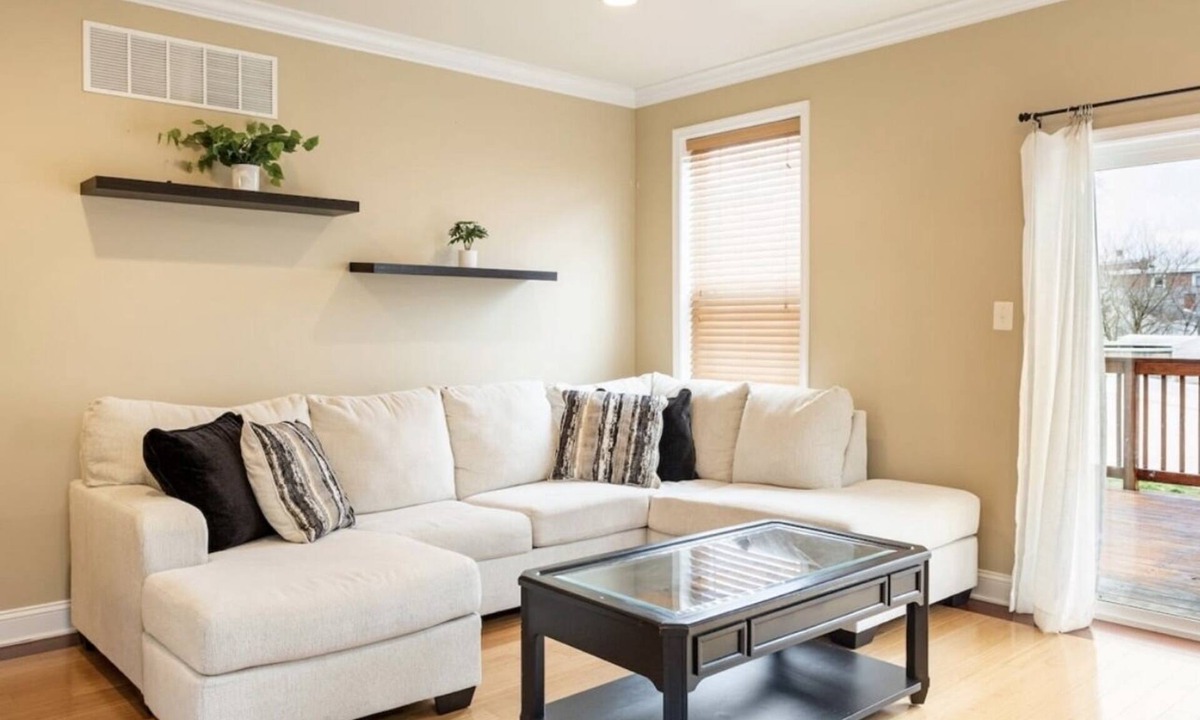 Bridgeport House | Charming 3BR & 2.5Ba nested in KOP w parking, close to Conshy & downtown Philly.