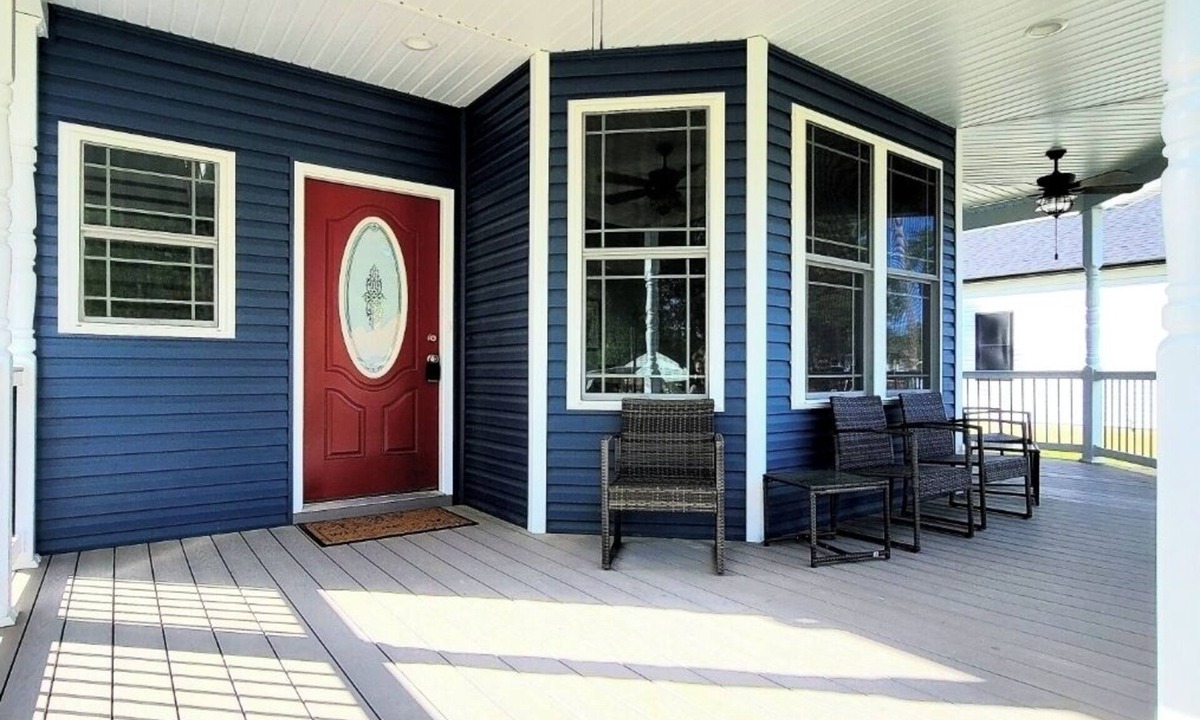 Issue House | Charming 3BR with Fire Pit and Large Covered Porch