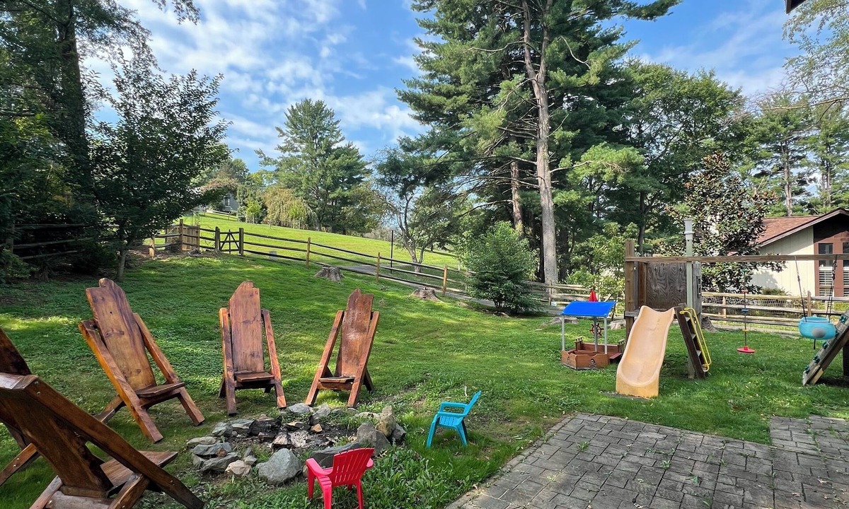 Montgomery Village House | Charming 4-bedroom house in Gaithersburg with WiFi and AC and fenced in yard!