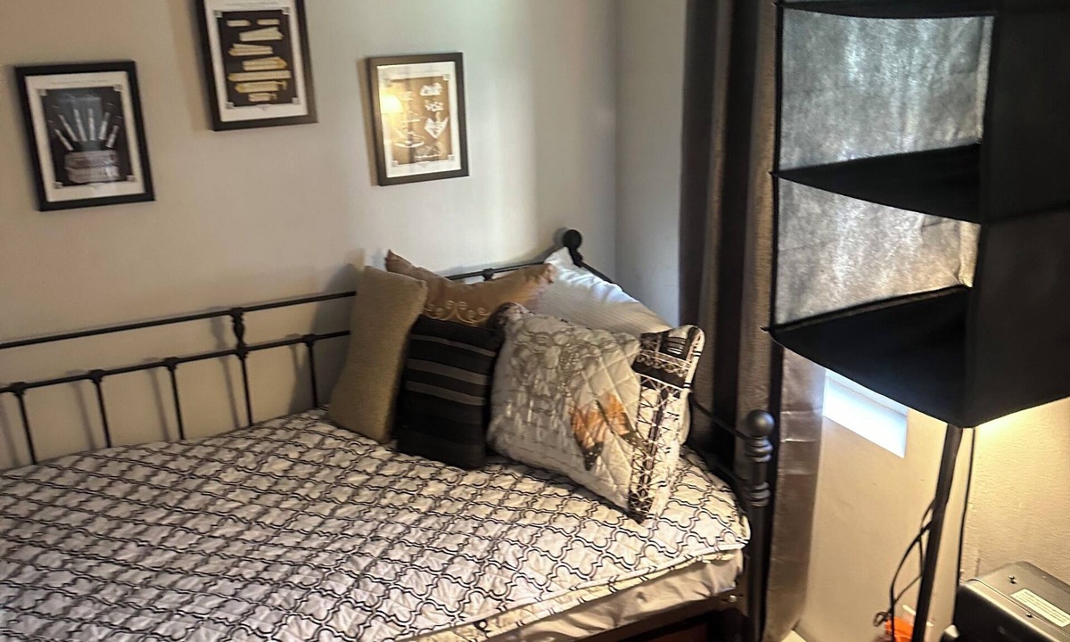 Frankford Bed & Breakfast | Charming 6-bedroom bed & breakfast in fabulous Philadelphia with WiFi