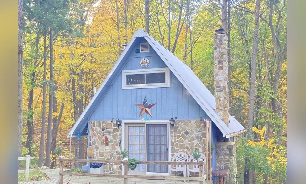 Calvin Cottage | Charming Cottage in the Woods, 5 min to EBT Railroad or Relax & Bird Watch