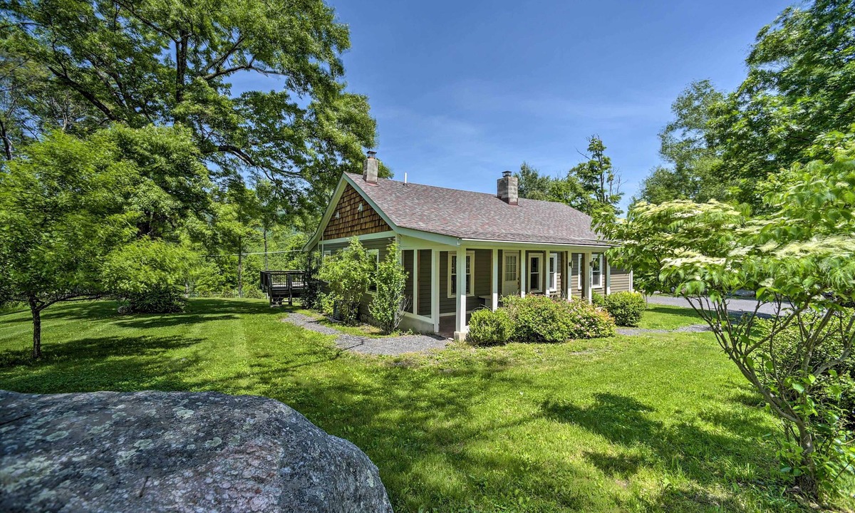 Wallkill House | Charming Cottage w/Deck: Mtn + Lake Views!