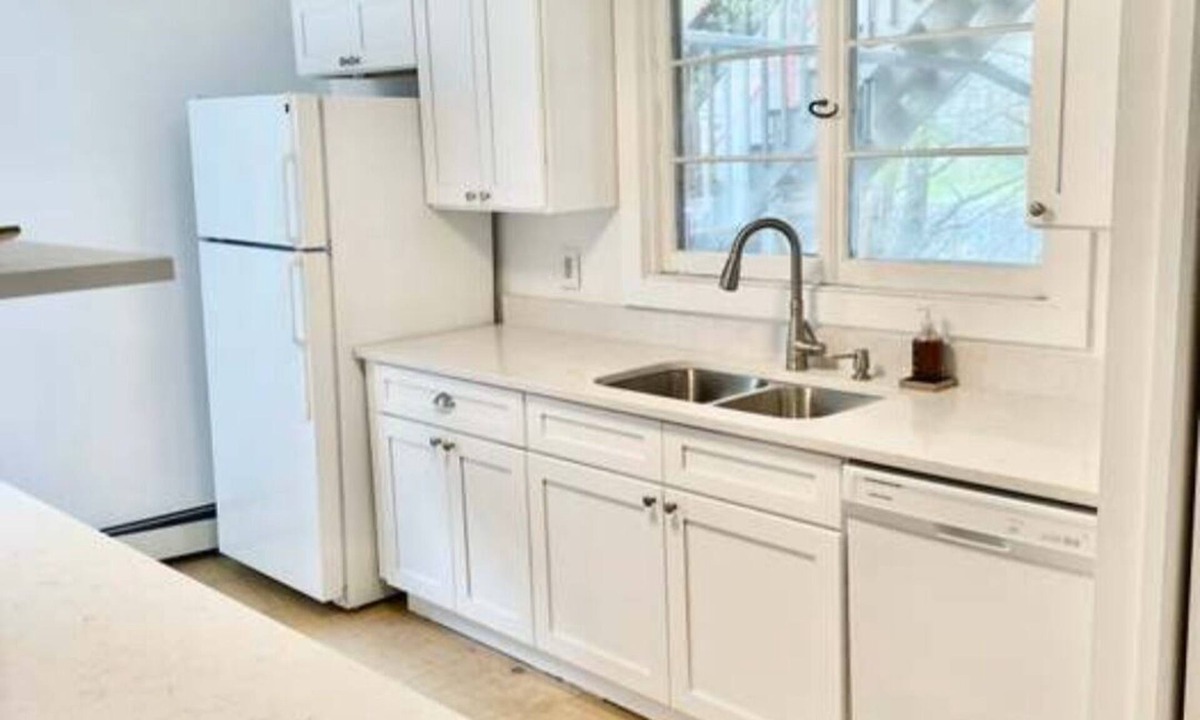 White Mills House | Charming Entire Main Floor with WiFi in downtown Hawley