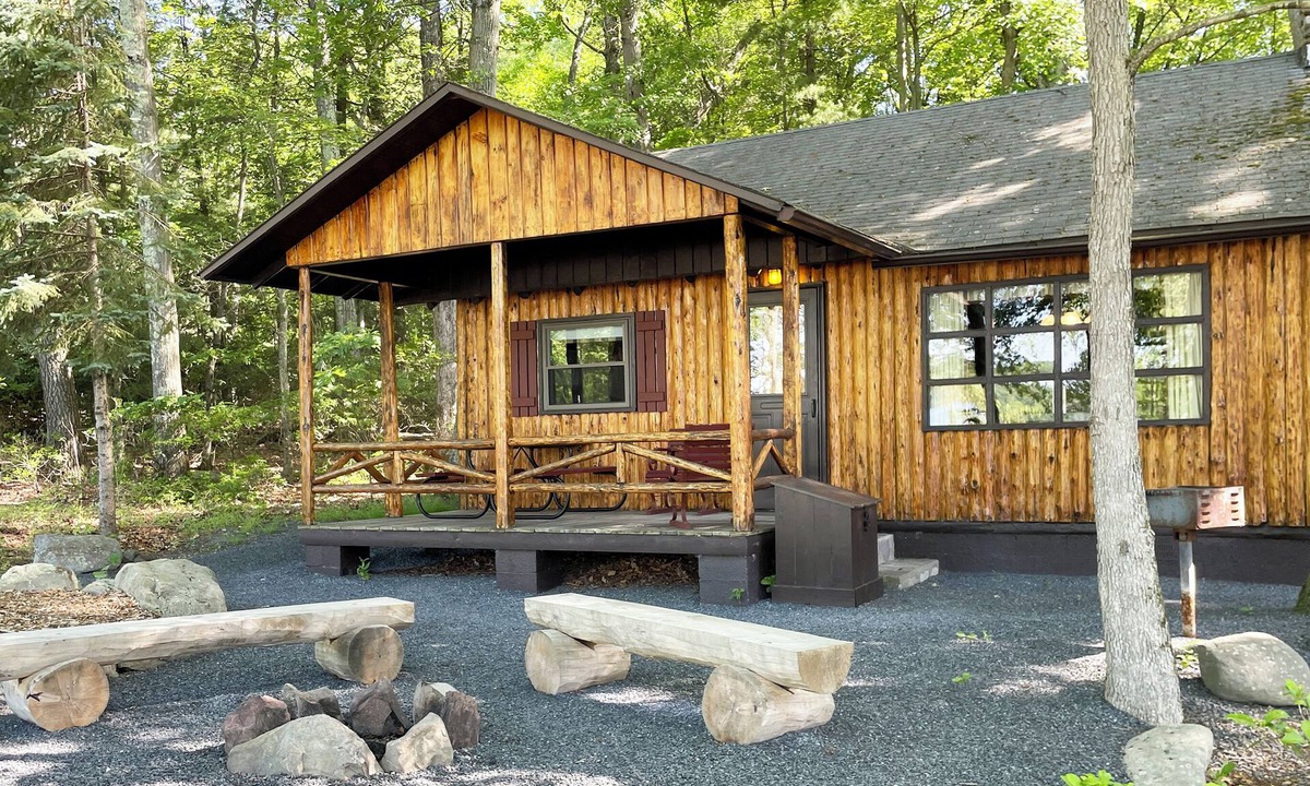 Reeders Cabin | Charming Lake Front Log Cabin with Fire Pit in the Poconos