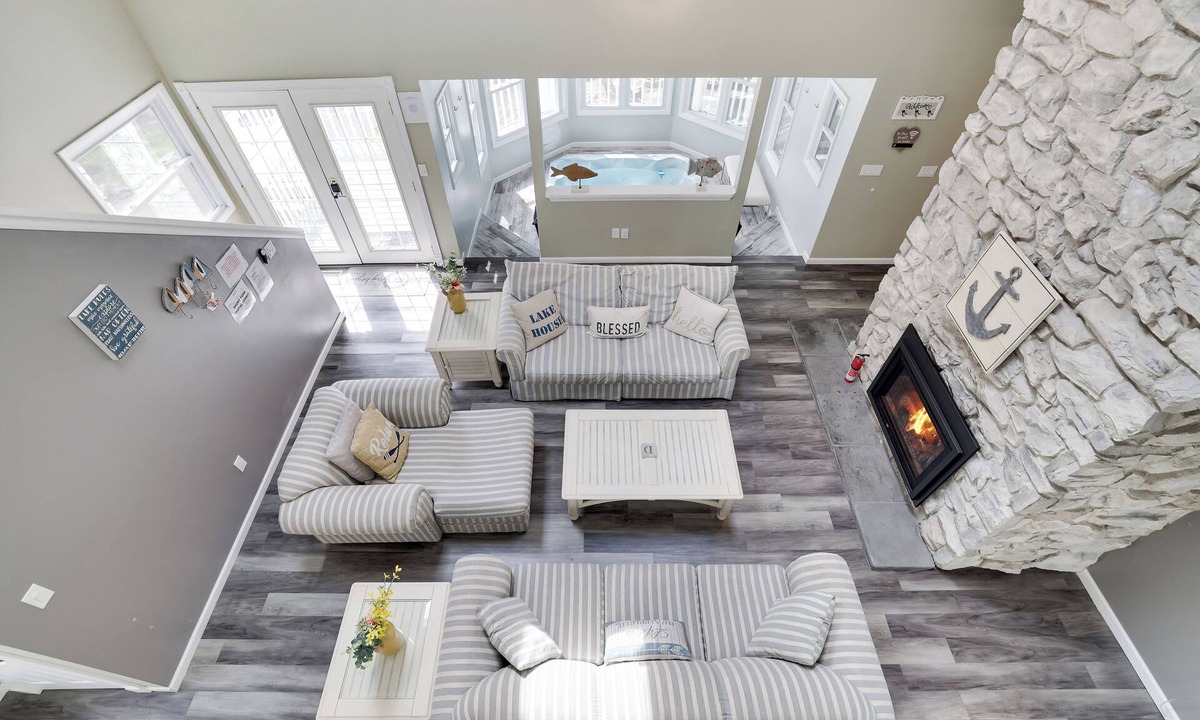 Wallenpaupauk Lake Estates House | Charming & luxurious retreat nestled in the serene Wallenpaupack Lake Estates.