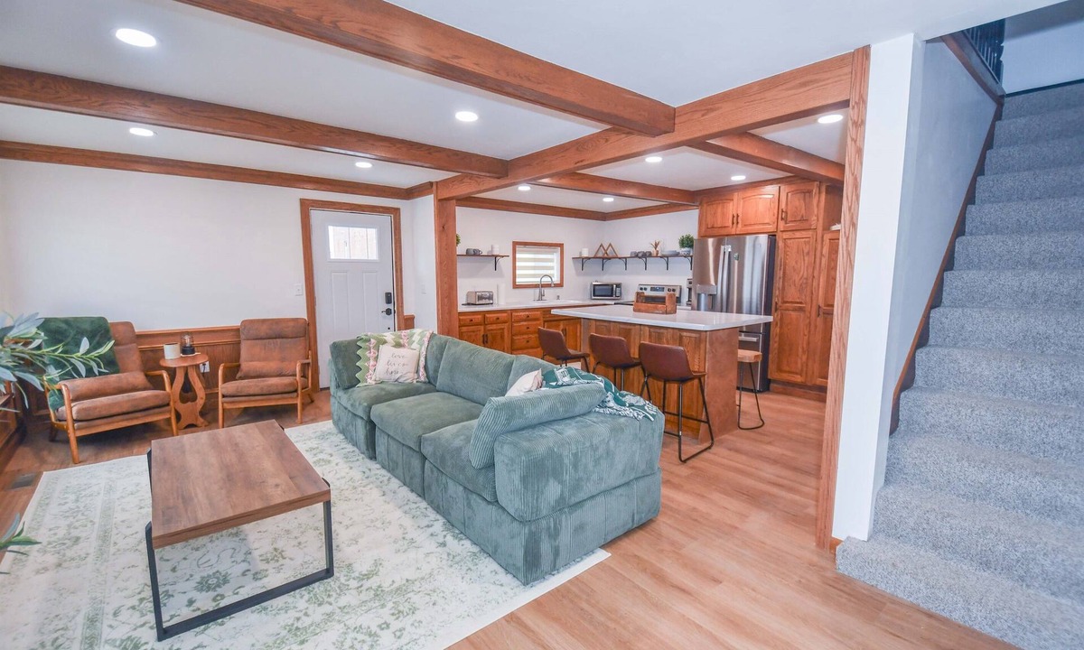 Walnut Creek House | Charming Modern Amish Home l Family Friendly