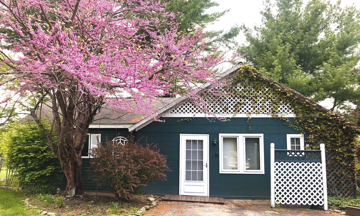 Rhinebeck Village Business District Cottage | Charming Rhinebeck Cottage, 5 min. from town, King Bed!