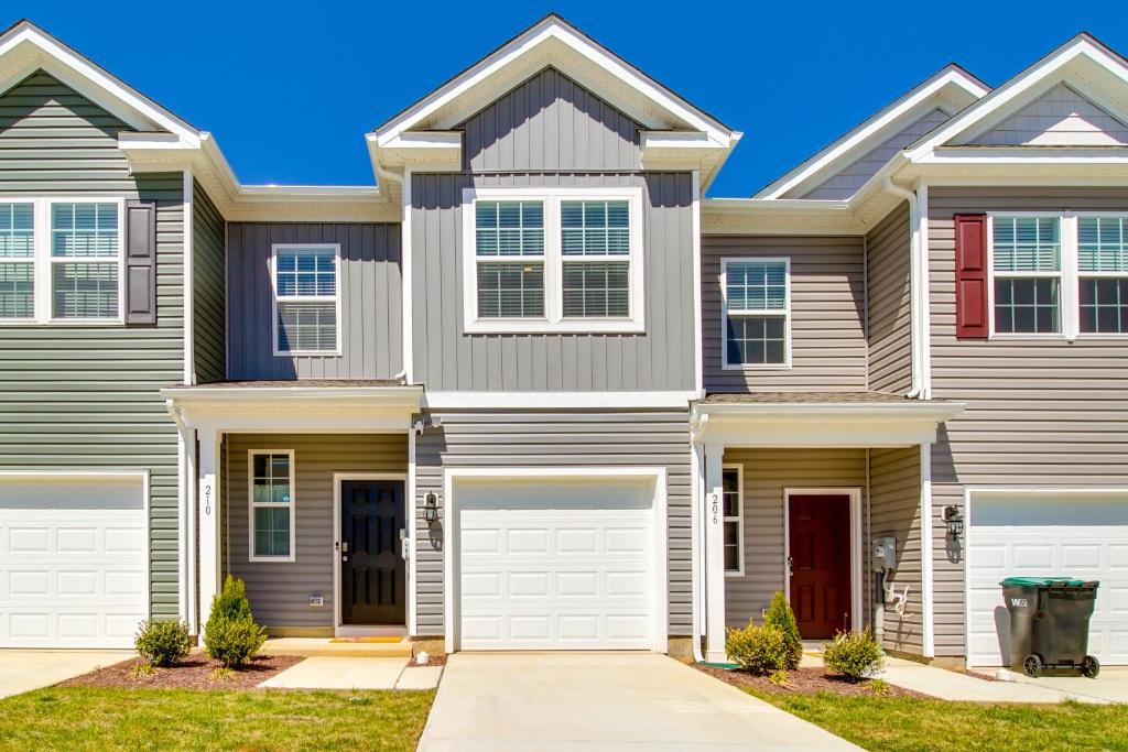 Luray House | Charming Townhome Less Than 1 Mi to Zoo and Luray Caverns!