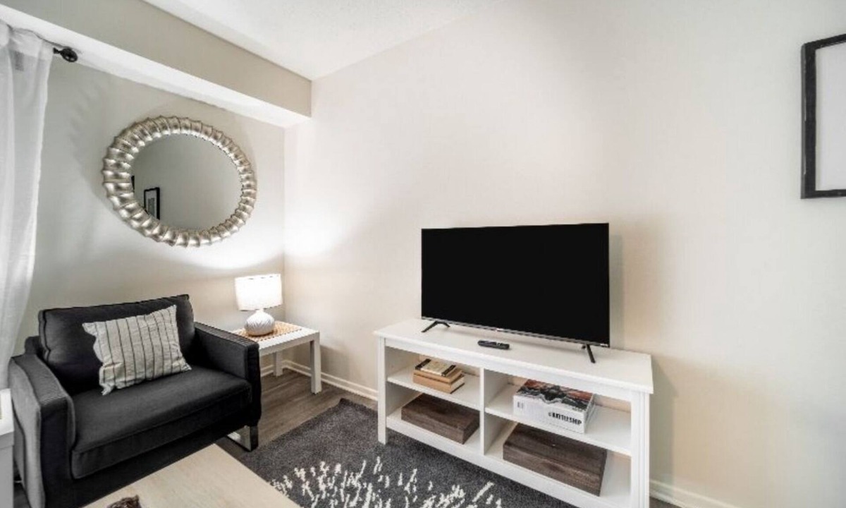 Mentor Apartment | Chic 1 Bd Perfect for Travel Professionals!