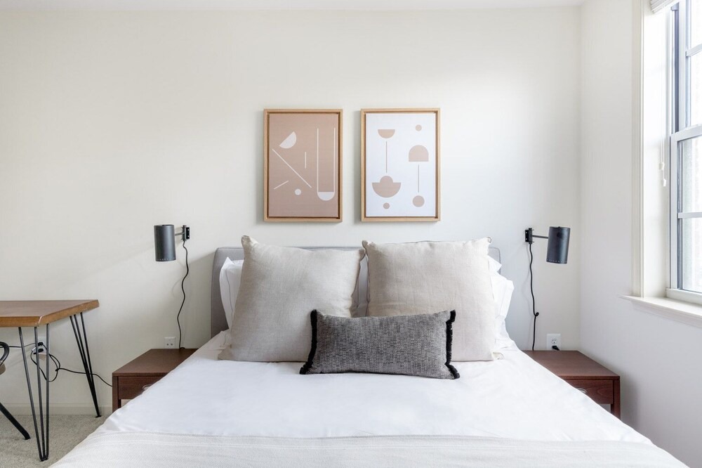 Lyon Park Apartment | Chic Clarendon 1BR w/ Gym + Lounge, walk to Metro, Dining, by Blueground
