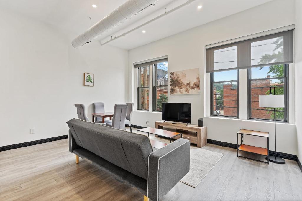 South Side Flats Apartment | Chic Modern 2BR Apartment in Carson by Stay Gia