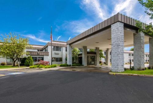 Clarion Pointe Jamestown Falconer | Jamestown
