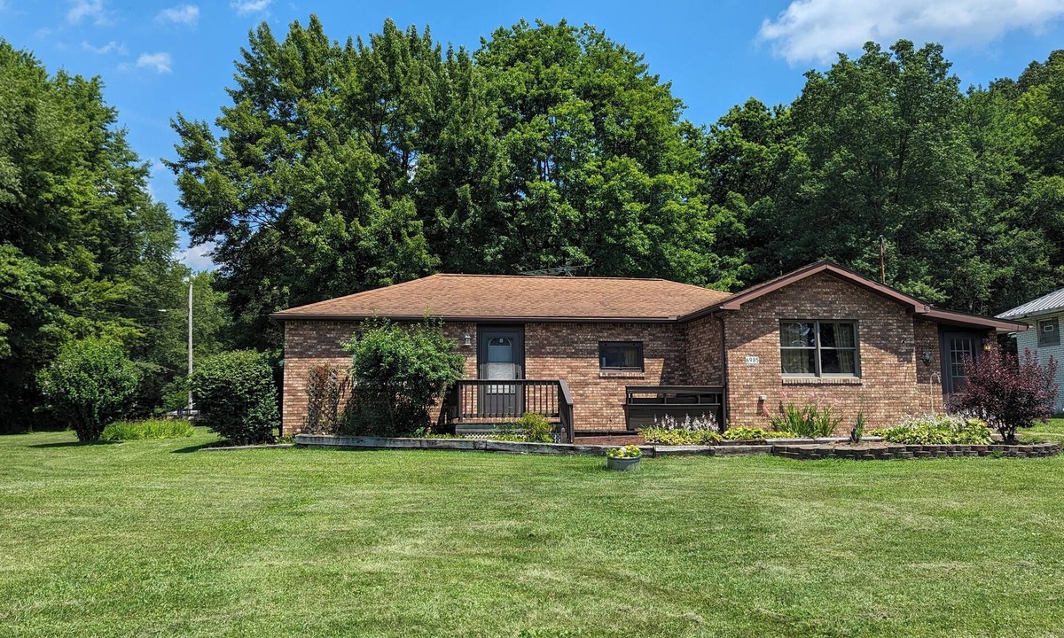 Hubbard House | Comfortable 2-bedroom house with AC in charming Hubbard. Full Kitchen, Laundry
