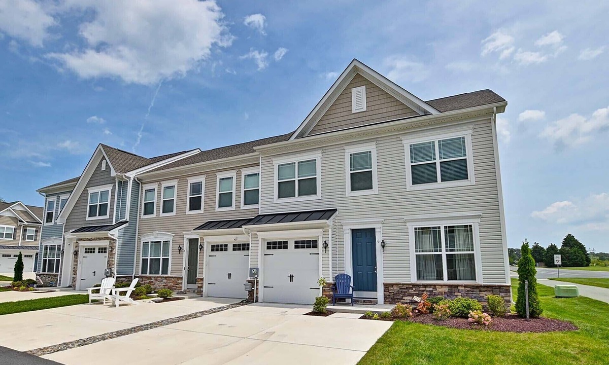 Frankford House | Comfortable 3 bedroom townhouse steps from the Amenities! Wifi, Pool, Fitness Center, Sauna, Weekend Shuttle!