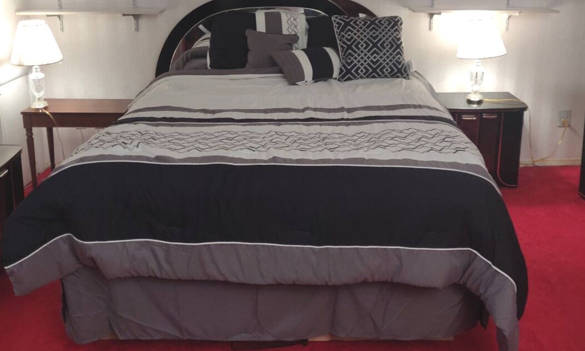 Bensalem Condo | Condo with 1 bedroom, livingroom and bathroom