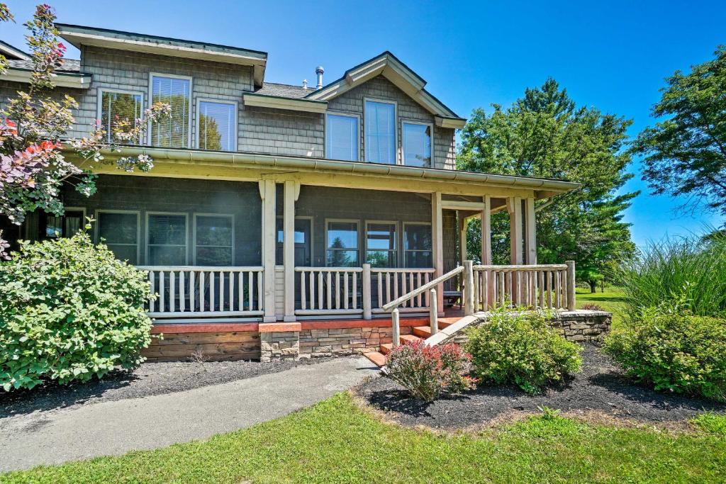 Conneaut Lakeshore House | Conneaut Lake Home with Yard, half Mi to BeachandPark