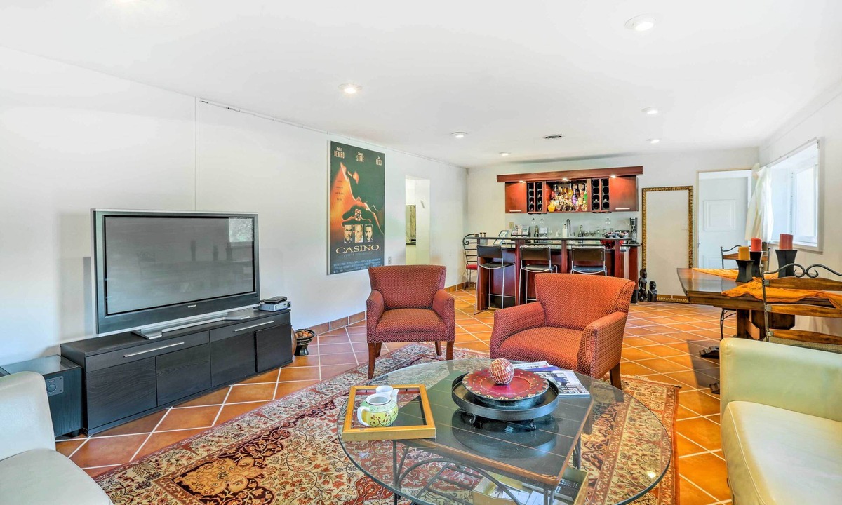Silverton Apartment | Contemporary Cincinnati Apt w/WiFi, Near Kenwood!