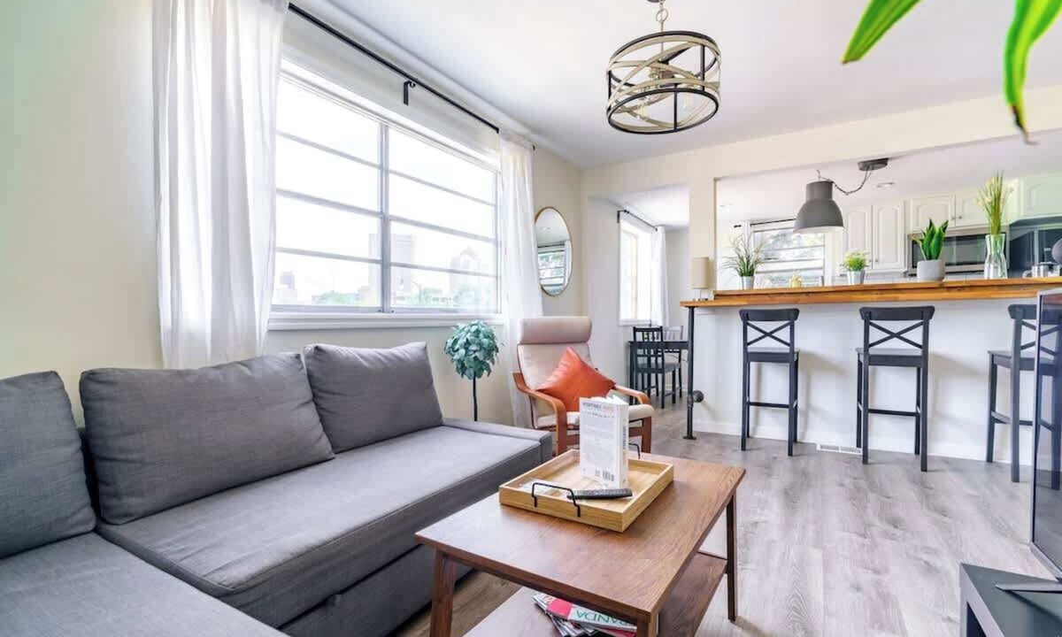 Victorian Village Apartment | Convention - Private Parking - Pets - Short North