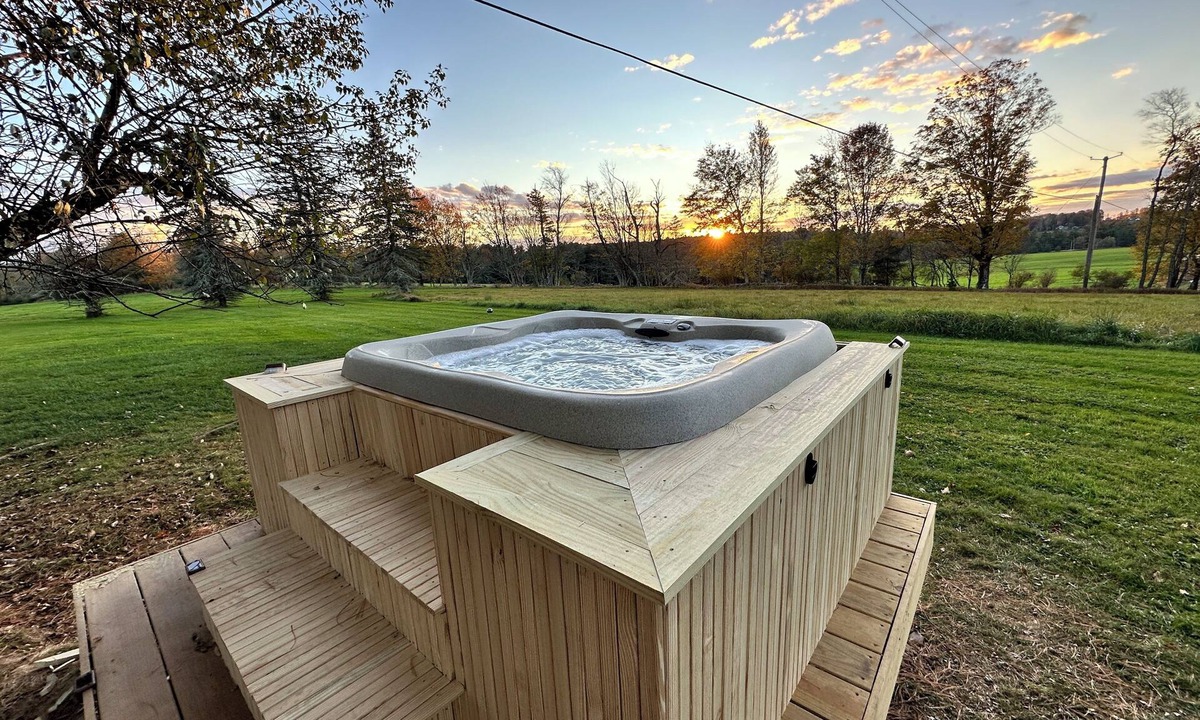 Swan Lake Cottage | Cottage Guesthouse in the heart of Bethel, with a private Hot Tub!