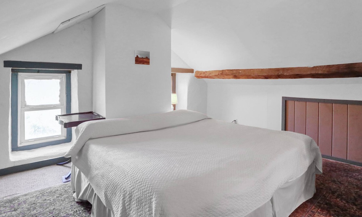 Lenhartsville House | Country Farmhouse, Sleeps 8, Hot Tub