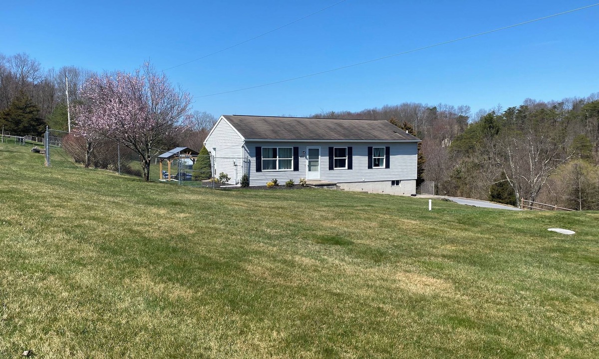 Elliottsburg House | Country retreat, dogs ok, fire pit, 15 min 81/76, Carlisle