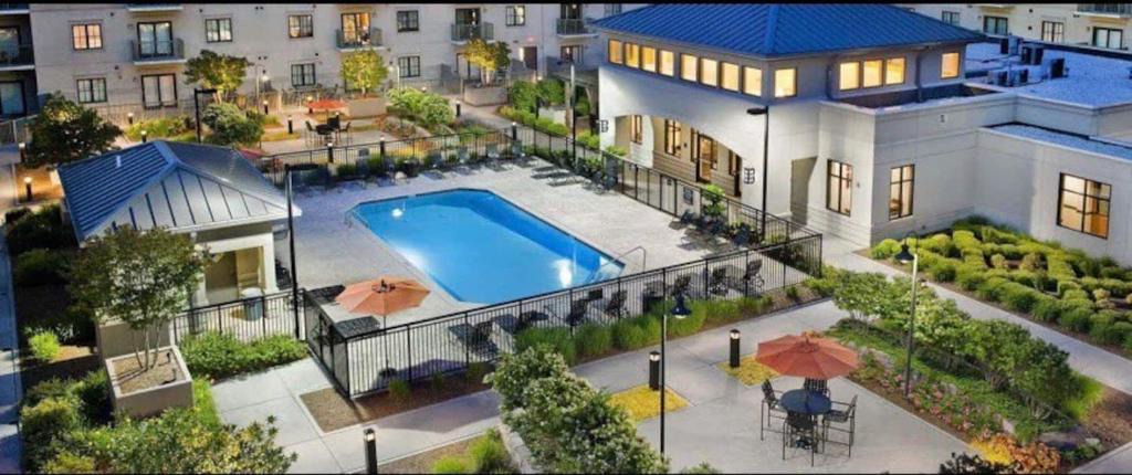 SouthPark Apartment | Cozy 1 Bed, Heart of SouthPark with Free Parking