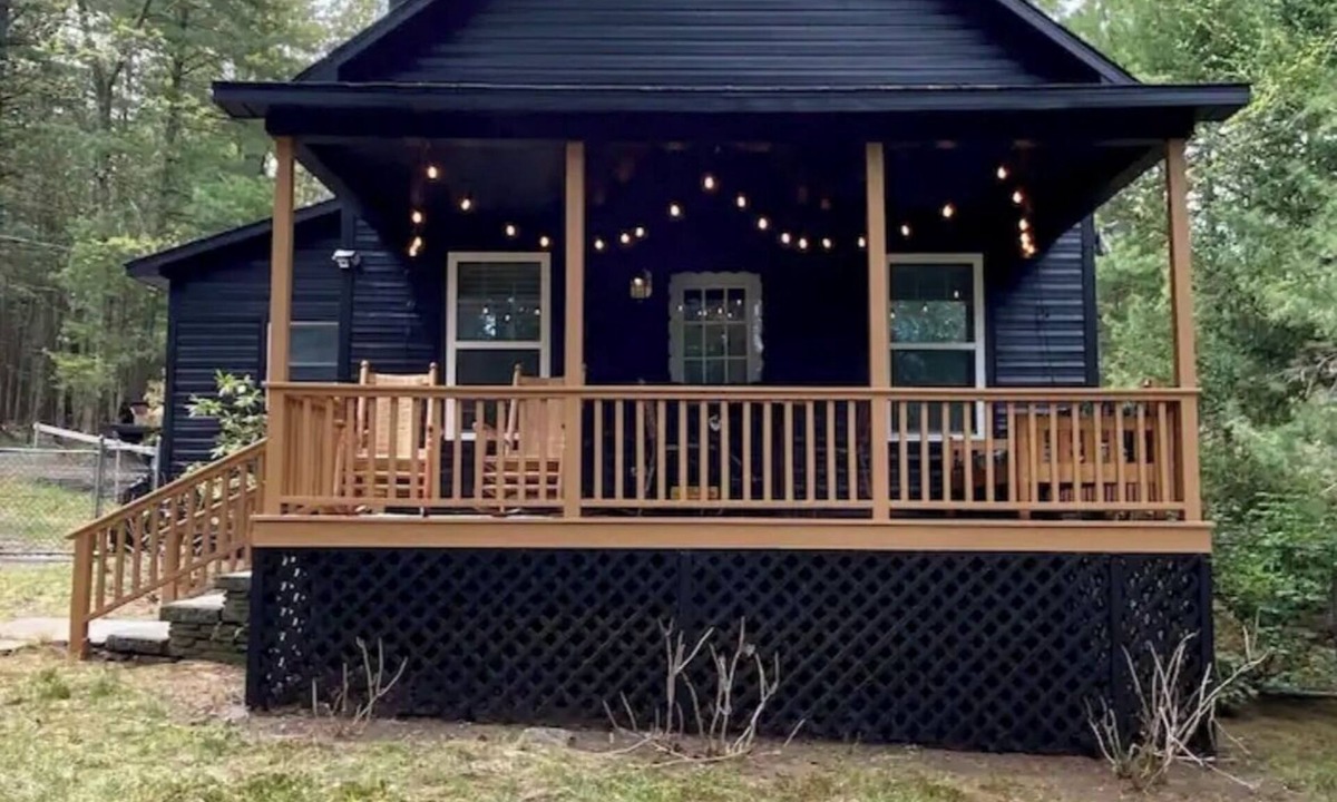 Tafton House | Cozy all season cabin w/private boathouse & dock!