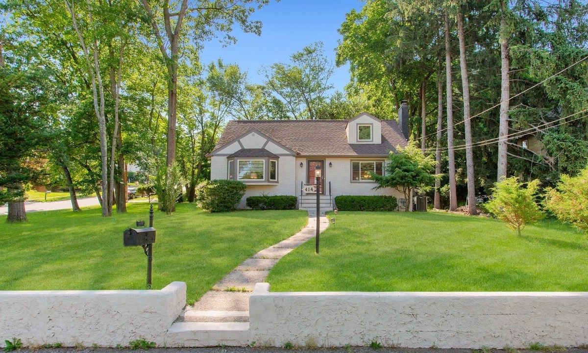 Tallman House | Cozy and Clean Cental / Northern Bergen County Home