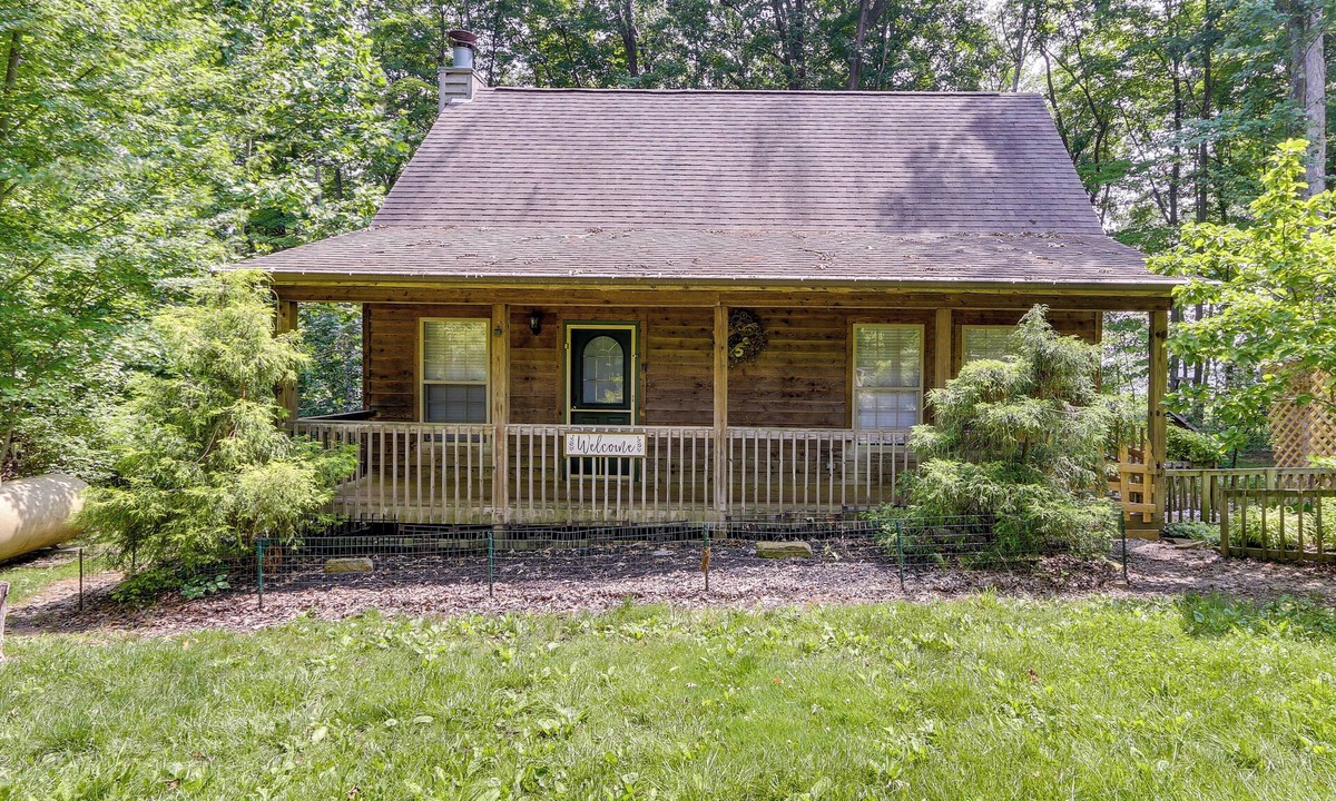 Cynthiana House | Cozy Bainbridge Retreat w/Fireplace + Deck!