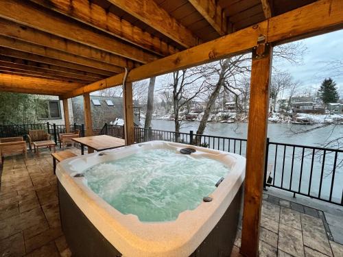 Hopatcong Villa | Cozy Cabin On the Lake with HotTub